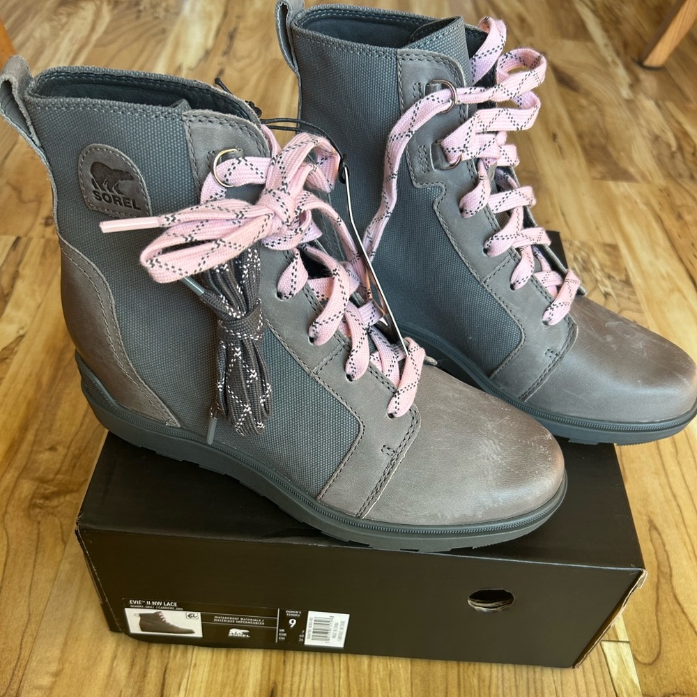 NIB Sorel 9 Evie waterproof boots